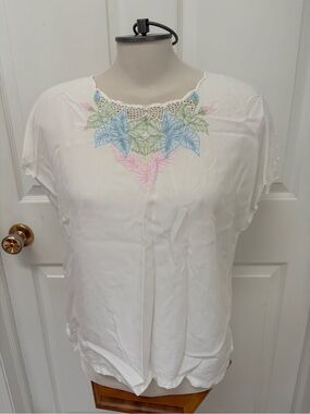 Women's White Embroidered Floral Crochet Neck Blouse